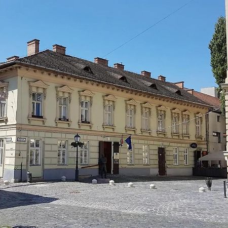 Stylish Historic Flat For 4 In Heart Of Oldbuda Budapest Exterior photo