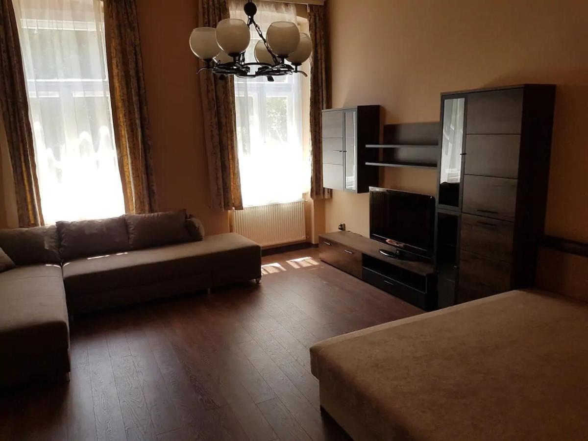 Stylish Historic Flat For 4 In Heart Of Oldbuda Budapest Exterior photo